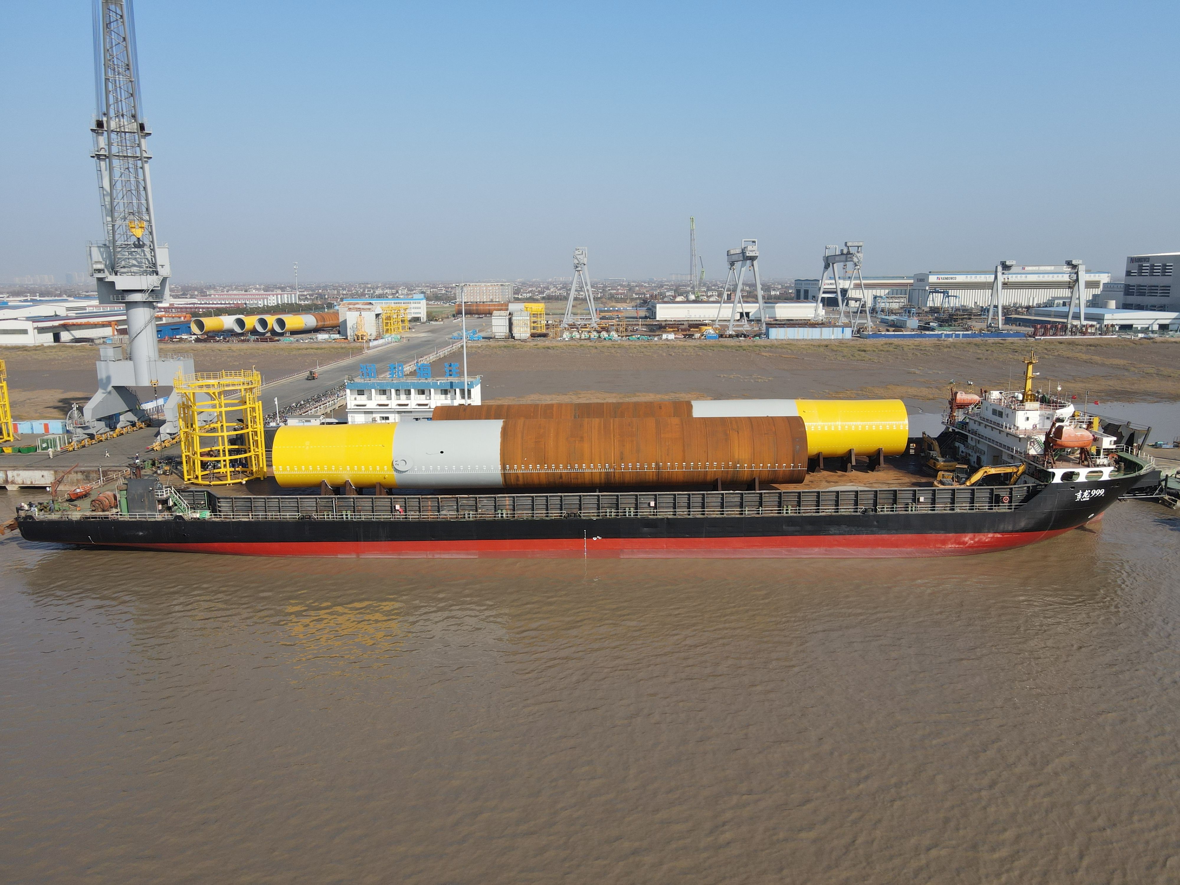 ROC Successfully Delivered Multiple Sets of Monopiles and Cages for Dalian Huayuankou Offshore Wind (图1)
